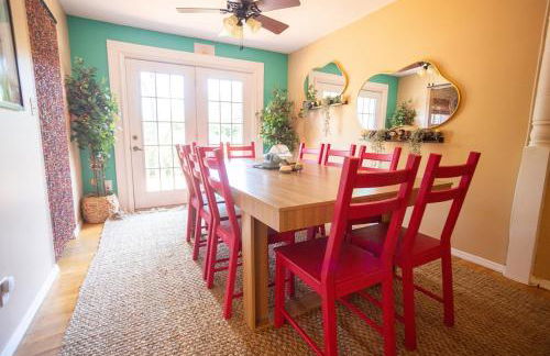 Blue Boho Music and Meme House Four Bedroom Home with Arcade near Westport Plaza - Foto 1