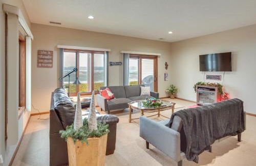 Spacious Lakefront Home with Spectacular Views! - Foto 13