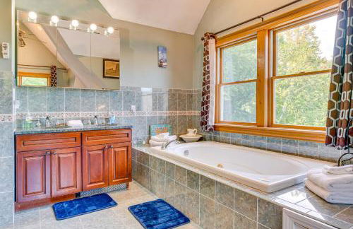 Spacious Belmont Home w/ Seasonal Pool & Grill - Foto 23