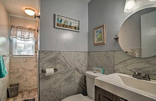 Walk to Haigis Beach Cape Cod Retreat with Deck! - Foto 12