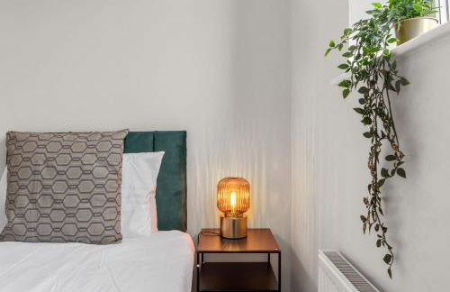 Whitehill - 3-Bed Home from Home, Sleeps 7, Great for Groups & Workers, FREE Parking & Netflix - Hosted by Stay Host Save - Photo 18