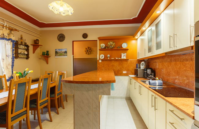 5 bedroom House in Siófok with private pool and garden - Photo 10