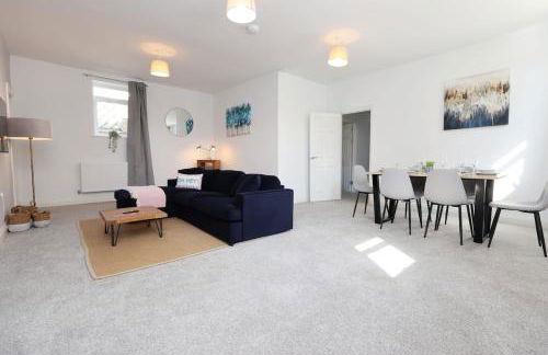 Modern 3 Bed - M4 ACCESS - Wi-Fi - Photo 1