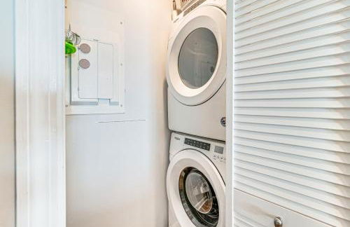 On-The-Beach Escape Oceanfront in Surfside! - Foto 15