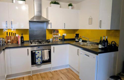 Modern 2 bedroom Flat with Parking Balcony and WiFi - Foto 3