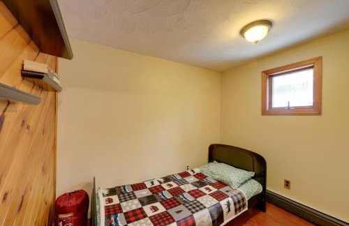 Love Shack Retreat Cabin with Deck and Yard! - Foto 13