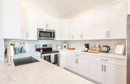 Stylish Retreat with Pool near The Parks - Foto 33