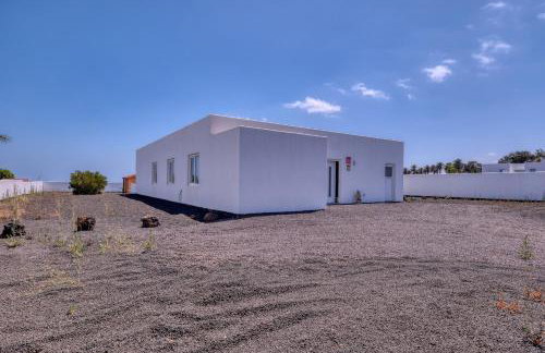 Chalet Emily Alpine Chic with Hot Tub and Ocean View By Lanzarote Vacation Homes - Foto 58