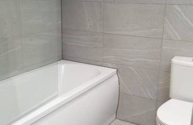 Daisy Lodge - Spacious Two Bed Flat - Parking, Netflix, WIFI - Close to Blenheim Palace & Oxford - F1 - Photo 9