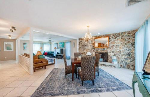 Large pool home and blocks away from the beach - Foto 19