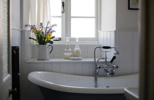 Gleneda Cottage - a renovated, traditional Cotswold cottage full of charm with fireplace and garden - Photo 3