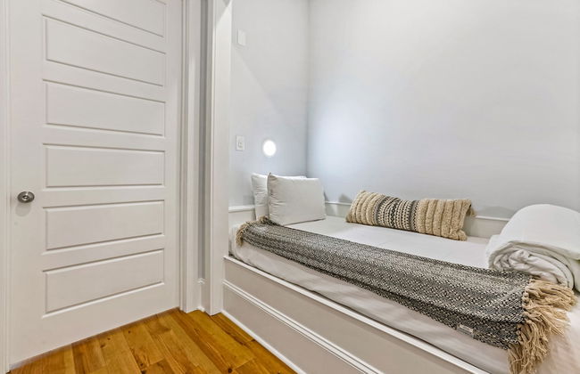 Chic 4 BR Condo - Large Pool - Perfect Location - Photo 19