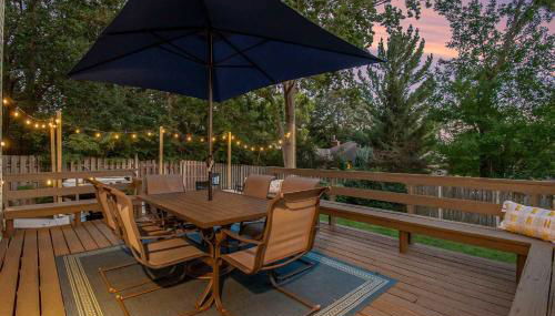 Central Family Oasis with Hot Tub & Fenced Yard - Foto 2