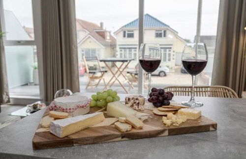 LOOKOUT by BOURNECOAST - A Stylish Flat with a Balcony, SEA GLIMPSES and Parking- Just a 10 Minute Walk to the Sandy Beaches - FM8405 - Photo 5