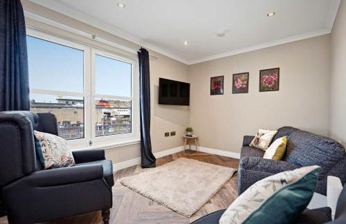 Outstanding 2BD Apt - Ferry Terminal & Free Parking - Foto 1