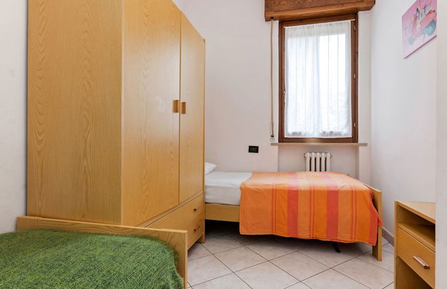 Spacious Apartment With Garden - Photo 4