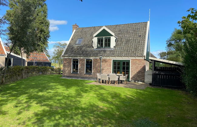 Lush Villa with Hot Tub, Private Fenced Garden in Hippolytushoef - Photo 34