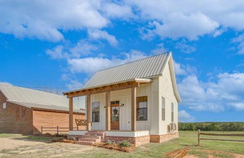 4-Acre Plot Farmhouse-Chic Retreat in Forest! - Foto 24