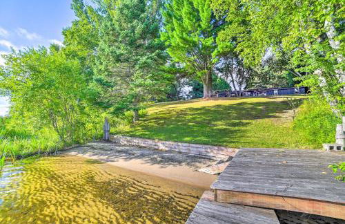 Riverfront Home with Dock about 6 Mi to Cheboygan! - Foto 28