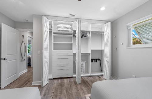 Seven Palms Waterfront- Private Dock, Heated Pool & Lanai -Walk to beach! by Maven Vacation Rentals - Foto 27