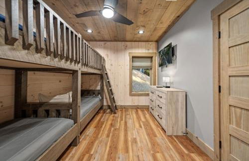 Honeysuckle Chalet - Luxe Mountain Chalet - Hot Tub, Wi-Fi, Pool Table, Party Deck, Fire Pit - 15 mins to Blue Ridge! - Foto 61