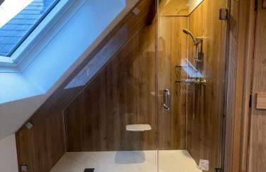 Upper Gelli Luxury Holiday Lodge, Converted Dairy & Cosy Shepherds Huts - Photo 40