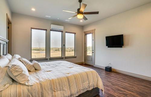 Elegant Sunset Meadow Ranch in Texas with Hot Tub - Photo 29