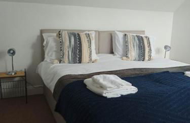 2 bedrooms sleeps 4 free wifi parking outdoor area - Foto 16