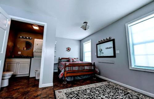 Spacious Ranch-Style Retreat with Private Deck, Nestled in Nature Near Acadia, Hancock Maine - Foto 15