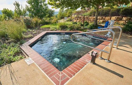 Enjoy the views of Table Rock Lake in this 2BD resort condo - Foto 23