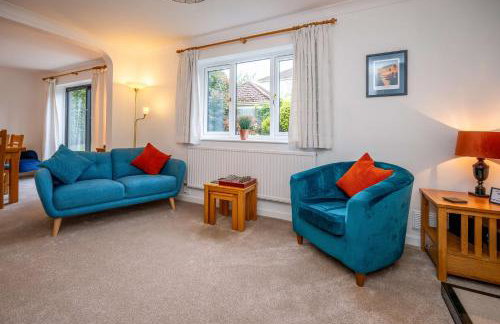 Splendid House Great Location to WAVE Surf & South West Water Park - Super Garden By STAE-Homes - Foto 17