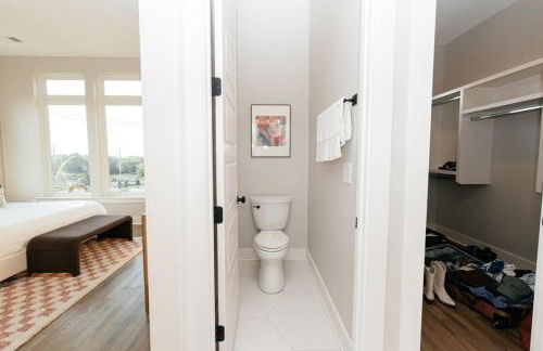 Designer Single Family House-Rooftop- Hot Tub - Foto 55