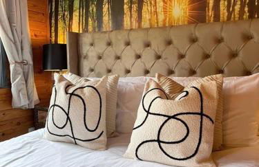 Otter 1 - Private Hot Tub - Bali Inspired Lodge - Bath - Longleat - Wiltshire - Photo 45