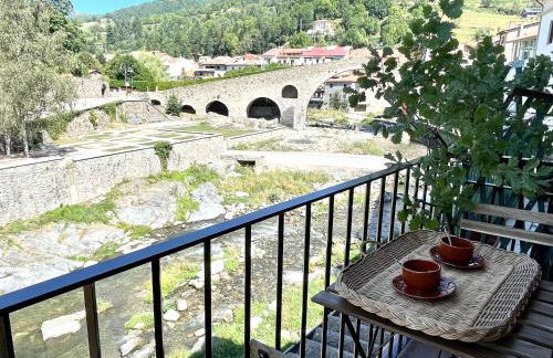 Apartamento colgante al río con vistas al puente - Photo 22