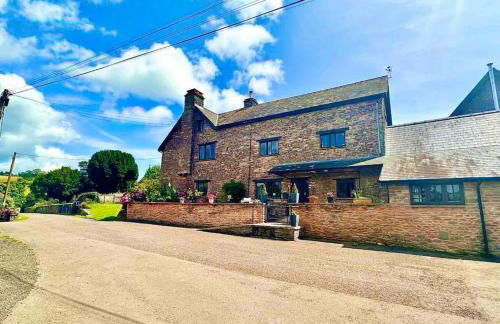 16th Century Farm House,6 Beds,5 BATHROOMS,SLEEPS 15,BBQ,HOT TUB,CINEMA ROOM WITH SURROUND SOUND,With Cymru Holidays - Foto 76