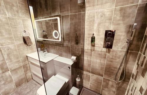 MODERN SUITES -5 Bedroom House- With FREE PARKING Birmingham city - Foto 49