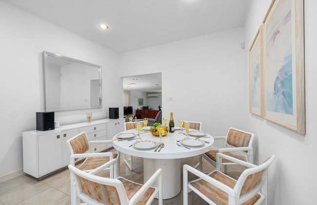 3BR 3BA Pool Downtown Short Walk to Beach - Foto 13