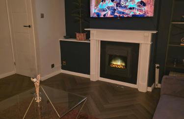 Contemporary & Spacious 1BD - Fireplace with Modern Comforts - Foto 17