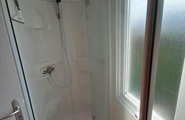 Mobil home camping les Charmettes 4 étoiles les MATHES en Charente Maritime prés du ZOO de la Palmyre 8 personnes tout confort 3 chambres 2salles de bains 2 WC Lave linge lave vaisselle Climatisation bien situé - Foto 9