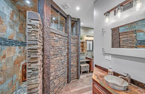 Lakeside Retreat with Hot Tub & Game Room home - Foto 36