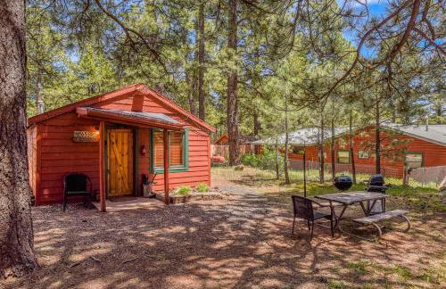 Rustic Adventure w Historic Log Cabin Forest Views 20 minutes from Flagstaff Now with Wi-Fi - Foto 1