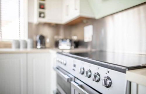 Stunning Property Seaviews, Private Pool & Parking - Photo 34