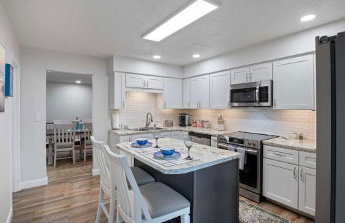 Lakefront Home Private Dock with Main Channel View - Foto 10