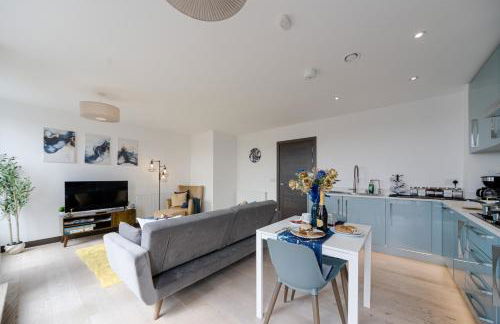 Step Free 2 Bed 2 bath Oasis FlatIClose to David Lloyd Gym with Fully Equipped Kitchen& Parking in DartfordIMins from station and 45 mins into Central London - Photo 20