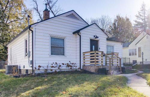 Updated and Charming! Waterloo Home with Patio - Foto 26