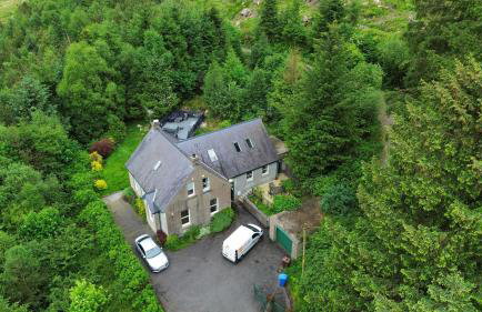 Mourne Mountain Bliss, Rostrevor 4BR Cottage with Patio & BBQ ideal for a relaxing getaway - Photo 24