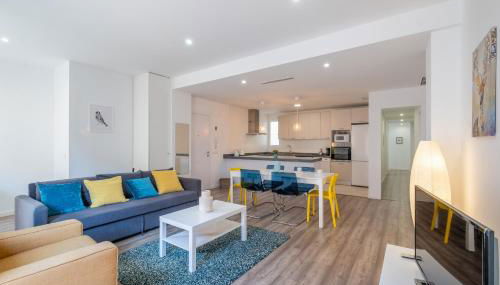 Modern, Stylish Apartment with balcony - Photo 2