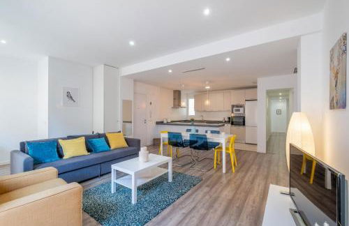 Modern, Stylish Apartment with balcony - Photo 2