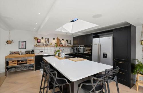 Gilmore House - 5 Bedroom Victorian Home with Hot Tub - Photo 17