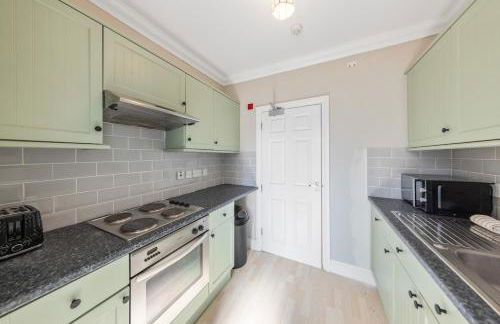 Modern King Bed WiFi Kitchen Perfect for Long Stay - Foto 9